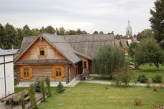 Widok centrum konferencyjnego (główny budynek i domki), hotel 4* 